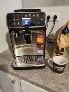 Die Grundreinigung des Philips Serie 5400 Kaffeevollautomat EP5447/90 erfolgt automatisch