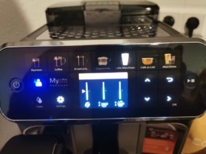 Bedienfeld des Philips Serie 5400 Kaffeevollautomat EP5447/90 überzeugt
